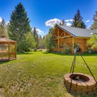 Libby Home with Mountain Views Gazebo and Fire Pit!, hôtel à Libby