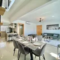 Stylish Apt Full AC King Bed โรงแรมในLos Prados