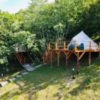 WINE ROAD GLAMPING, hotel en Cuvin