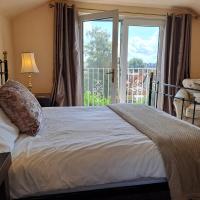 Maidenhead House Serviced Accommodation in quiet residential area, free parking, 3 bedrooms, WiFi 1 Gbps, work desks, office chairs, TV 55" Roku, Company stays, couples and families welcome, sleeps 6