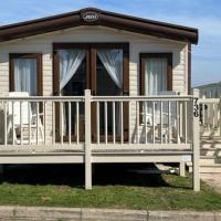 6 berth caravan with decking at Valley Farm in Essex ref 46736V, hotel in Great Clacton