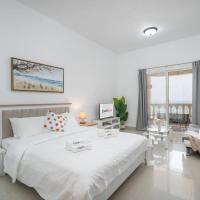 Serene Studio & Sea View & Brand New Listing, hotel v Rás al-Chajmá (Al Hamra Village )