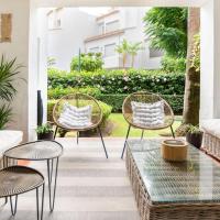 Incre&iacute;ble bajo con jard&iacute;n primera l&iacute;nea playa, hotel en Estepona