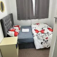 Tomla Inn-3 Beds House - 6 people sleeps-Greenwich Holiday Short Let، فندق في بلمستيد