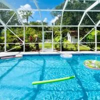 Luxury Jupiter Farm Getaway Heated Pool, BBQ, Game Shed, 1 Acre Yard!، فندق في جوبيتر