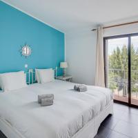 Seaside Retreat with Pool, AC, and Fast Wi-Fi, hotel di Sao Rafael Beach, Albufeira