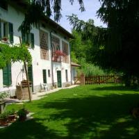 a yard in front of a white house with green shutters at B&B Locanda della Sesta Felicità, Vaglio Serra