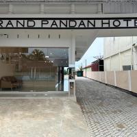 GRAND PANDAN HOTEL, hotel cerca de Ferdinand Lumban Tobing Airport - FLZ, Halangan