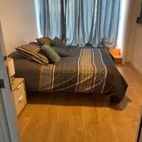 Suite parentale avec salle de bains et toilettes privées, hótel í Genas