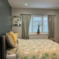 En-suite Double Room - Private Entrance & Free Parking, hotel in: West Drayton, West Drayton