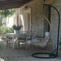 NEW!!!Villa D'Vita on huge fenced property, hotel em Tinjan