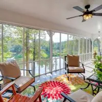 Lakefront Retreat in Jefferson w/ Screened Porch! โรงแรมในJefferson