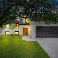 Beautiful 6 bed 3 bath home in quiet neighborhood, viešbutis mieste Vičita