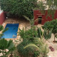 Villa entiere avec piscine, hotel in Darou Rhamane