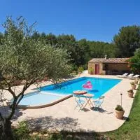 Gîtes Mas des rochers - Case bambou avec Spa et piscine، فندق في لو بوزيت