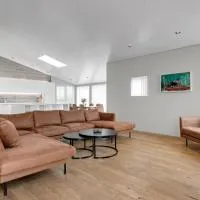 Luxury Villa with River View، فندق في Laugaras