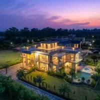 StayVista at Blanc Belle With outdoor pool, hotel em Sohna