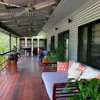 Girraween Rural Retreat with Gorgeous Lagoon Pool, hotel din Humpty Doo