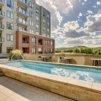 Castle Rock Condo - Walk to Dining and Shopping!, hotel in Castle Rock