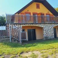 BALATONHEGYVIDÉKI APARTMAN, hotel in Balatonederics