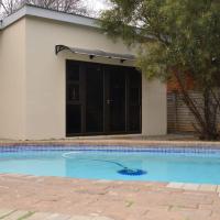 Self - catering room, hotel near Bram Fischer International Airport - BFN, Bloemfontein