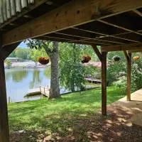 LAKEFRONT Home at Lake Chickamauga! Walk to the Marina!، فندق في Dayton