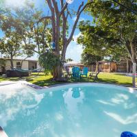 Dior Lake Front Villa With Infinity Pool & Hot Tub, Hotel in der Nähe vom Flughafen Opa Locka Airport - OPF, Miami Gardens