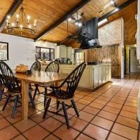 Scenic Spanish Rancho - Breathtaking Views, hotel di Three Rivers