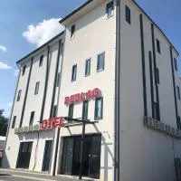 RED FLAG HOTEL, hotel em Aksu