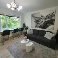 Close to the metro and the beach!!! with a view of the Scandinavian forest, hotel sa Stockholm