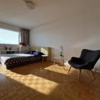 Big room with balcony in a shared apartment in the center of Kerava, hotel sa Kerava