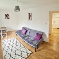 2 Bed Spacious Apartment, Sleeps 5, Free Wifi, Free Parking, Amenities Nearby, Good Transport Links Nearby, Contractors and Holidays