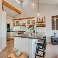 Malibu Retreat w/ Balcony & Mountain Views, hotel Malibuban