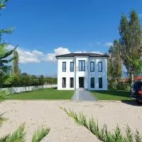 Nerium Garden Inn Tirana Airport, hotel em Rinas