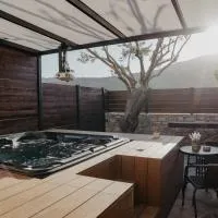 The Stonehouse Suites with Private Bath Spas, hotel em Limassol