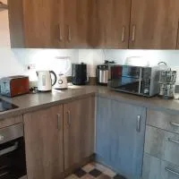 3 Bed House - Sleeps 4 - Parking - Wifi, hotel a Rushden