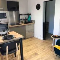 Maisonnette avec terrasse، فندق في Argences