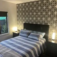 Kaiapoi Village House Deluxe bedroom and bathroom، فندق في Kaiapoi