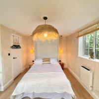 Lumin Lodge -Calm, cosy space near Norwich Airport, hotel blizu letališča Letališče Norwich International - NWI, Horsham Saint Faith