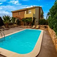 Cicada 4 Bedroom Villa, viešbutis mieste Palaiokastro