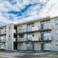 Glenelg Holiday Apartments - Corfu, hotel i Glenelg, Adelaide