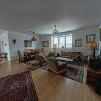 Apartment O3 - Gehobene 6-Zimmer Wohnung 180qm für 1-7 Personen 1x DZ 1x ZZ 3x EZ, hotel a Grafenwöhr