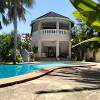 Diani Hideaway Beach Villa, private pool, air conditioning and WiFi, hotel v destinaci Galu