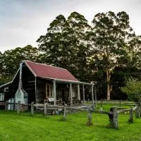 Cosy Farmstay: Green Cabin at Whispering Woods, хотел в Beedelup