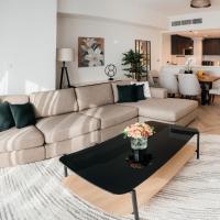 LUXE 2BR at 1 RESIDENCES WASL NEAR METRO STATION, хотел в района на Ал Карама, Дубай