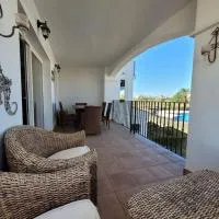 Belle vue sur la piscine, hotel em Sucina