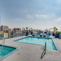 Downtown Los Angeles Condo with Shared Rooftop Pool!, hotel in Jewelry District, Los Angeles
