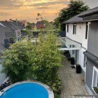 Outlet Center House, Pool-Jacuzzi-Garden-Sundeck, Hotel in Parndorf