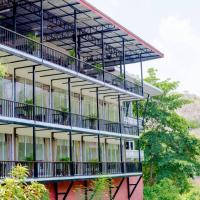 เพชรมณีกาญจน์ บีช รีสอร์ท, hotel in Ban Plai Huai Kaeng Riang