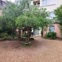 appartement au centre ville avec un beau jardin privé, hotel in Lannion